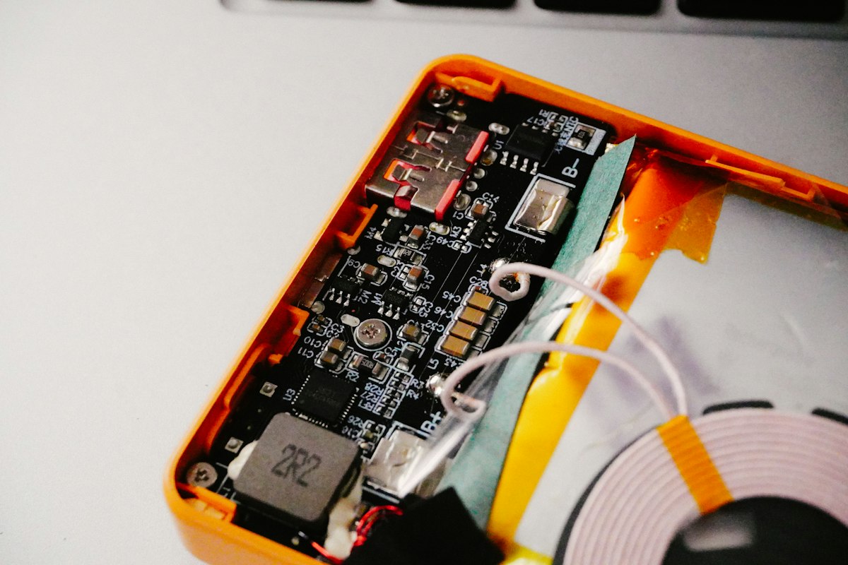 Boîtier sur mesure avec électronique et batterie intégrées